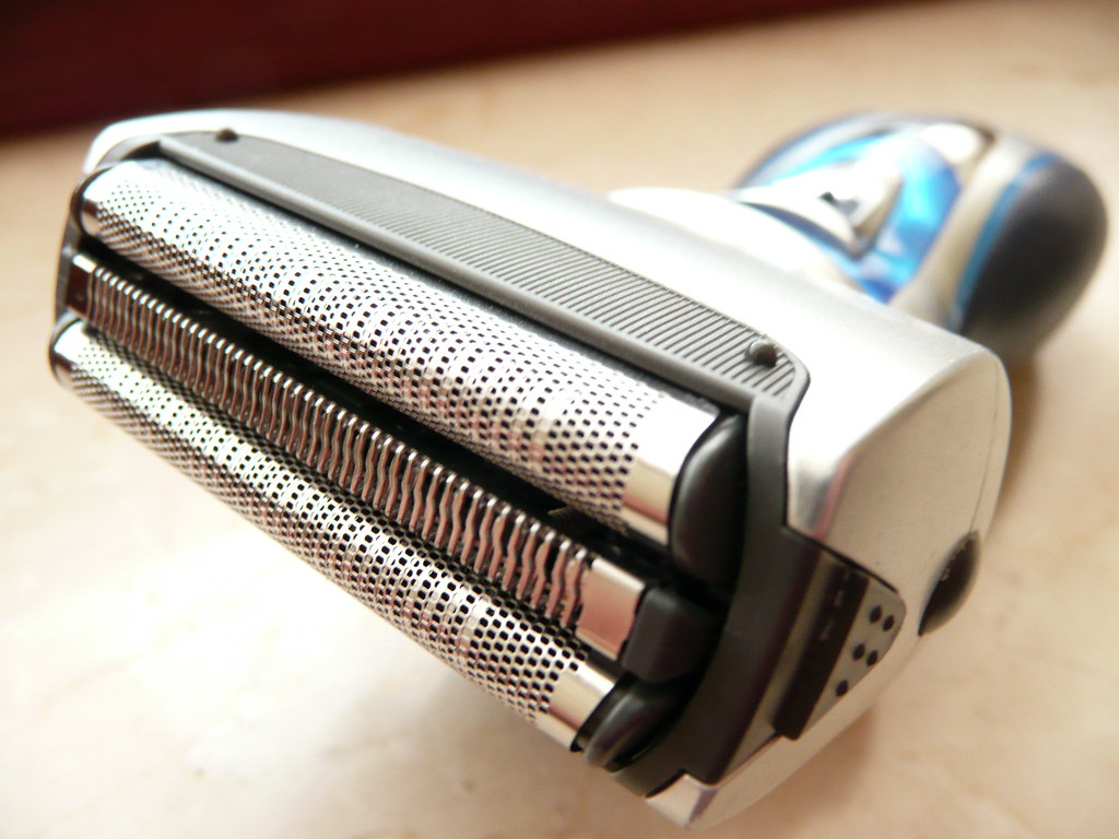 Cordless electric razor / shaver (Foil head razor)